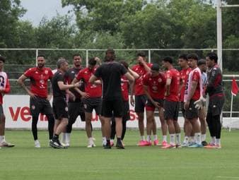 Nach der 1:5 Auftaktniederlage der tunesischen Nationalmannschaft gegen Schweden fehlt Trainer Sabri Lamouchi im Teamtraining.