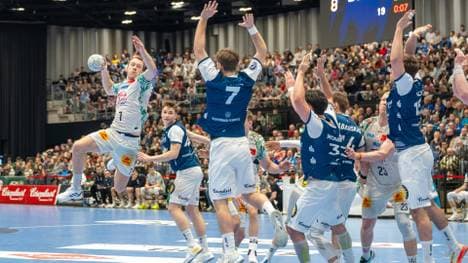 Viel Gegenwehr für Felix Claar (l.) und den SC Magdeburg