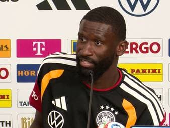Jonathan Tah hat sich bei den Bayern als auch bei der Nationalmannschaft zum absoluten Abwehrchef entwickelt. Antonio Rüdiger hat keine Probleme damit und zollt seinem Teamkollegen Respekt.