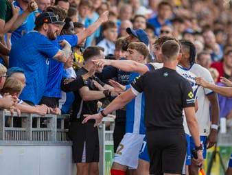 Eklat in England! Spieler würgt Fan