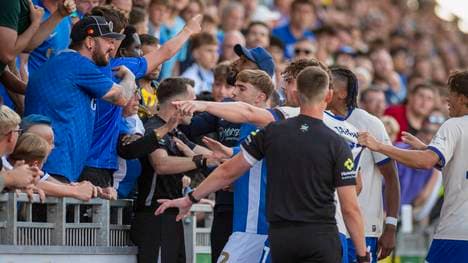 Aufgebrachte Diskussionen zwischen Spielern und Fans in Portsmouth