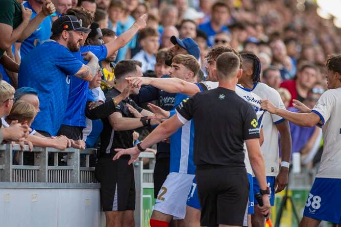 Eklat in England! Spieler würgt Fan