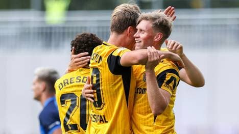 Dresdner Jubel nach dem 1:0 durch Jonas Sterner (r.)