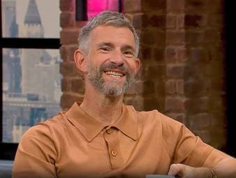 Im „Breakfast Club“ von MagentaTV sorgt Micky Beisenherz mit einer humorvollen Bemerkung über eine potenzielle Millionen-Ablöse für den Experten-Kollegen Jürgen Klopp für Unterhaltung.