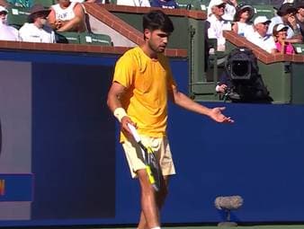 Im Halbfinale von Indian Wells schlägt der Russe Danil Medvedev den Favoriten und Nummer Eins der Welt, Carlos Alcaraz, glatt in zwei Sätzen und zieht ins Finale gegen Jannik Sinner ein.