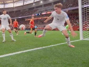 Leandro Trossard bekommt im letzten Gruppenspiel der Belgier in der 11. Minute eine Riesenchance, um die Roten Teufel gegen Neuseeland in Führung zu bringen. Doch am Ende findet der Ball das Tor nicht.