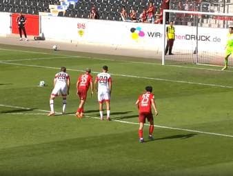 Jahn Regensburg führt gegen den VfB Stuttgart II bereits mit 3:0, bringt den deutlichen Vorsprung aber nicht über die Zeit.