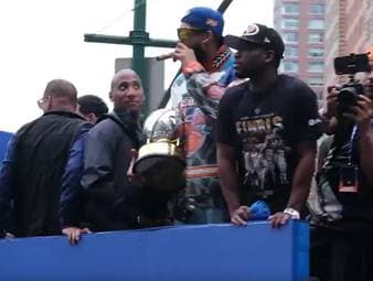 New York feierte die erste NBA-Meisterschaft der Knicks seit 53 Jahren mit einer Parade durch die Stadt. Die Fans waren außer sich vor Freude und ließen ihren Emotionen freien Lauf.
