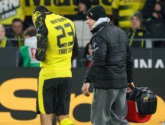 Can auf Krücken aus dem Stadion