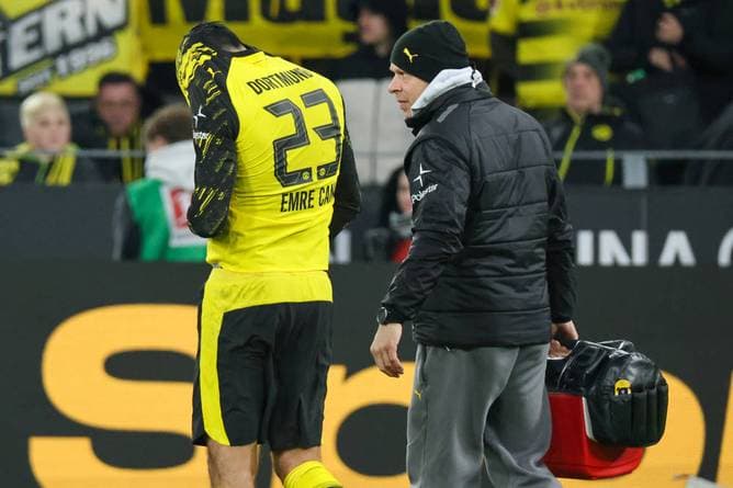 Can auf Krücken aus dem Stadion