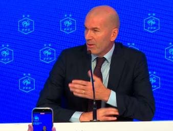 Zinedine Zidane ist neuer Trainer der französischen Nationalmannschaft. In seinen ersten Worten denkt er an die Leute, die gerade gegen die Waldbrände in Frankreich ankämpfen.