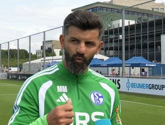 Schalkes Cheftrainer Miron Muslic blickt beim Trainingsauftakt der Knappen auf das Auftaktprogramm. Dass der FC Bayern München im ersten Schalker Heimspiel zu Gast ist, lässt den Coach noch kalt. 