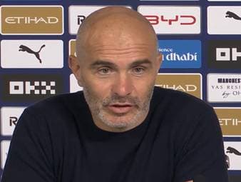 Floyd Samba ist wohl für viele noch ein unbekannter Name. Doch der 17-jährige Deutsche weiß beim Spitzenklub Manchester City auf sich aufmerksam zu machen. Dafür gibt es von Trainer Enzo Maresca lobende Worte.