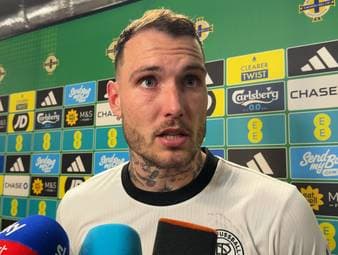 Deutschlands Linksverteidiger David Raum hebt den "dreckigen" Sieg in Nordirland heraus und hinterlässt eine kleine Spitze gegen die Reporter.