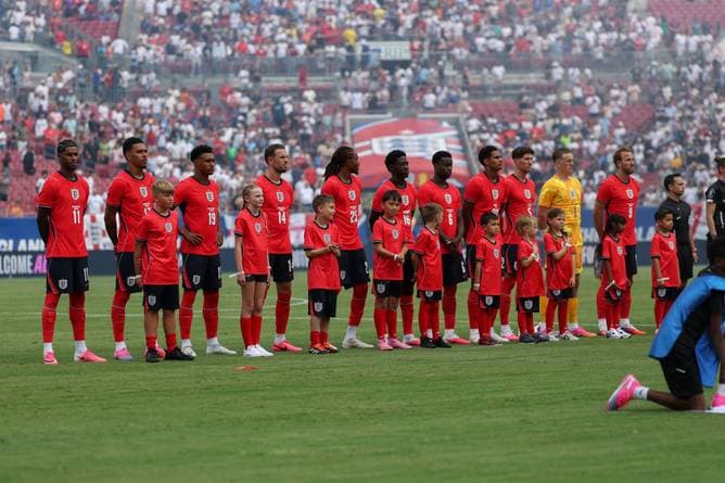 England spielt mit "Ollie Kane"