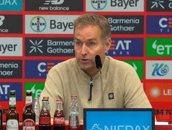 Robert Andrich spielt in den vergangenen Wochen bei Bayer Leverkusen auf einer neuen Position und überzeugt mit starken Leistungen. Leverkusen-Coach Hjulmand schwärmt von seinem Kapitän und hebt dessen Führungsqualitäten hervor.