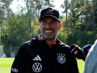 Vor dem Duell mit den Niederlanden zeigt sich Jürgen Klopp bestens gelaunt. Der Bundestrainer spricht über den kommenden Gegner und kann sich dabei einen scherzhaften Spruch über Oranje-Coach Xavi nicht verkneifen.