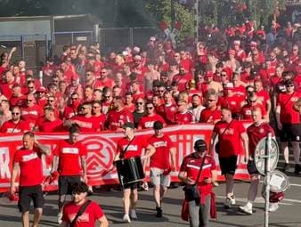Mega-Fanmarsch! Eine Stadt im Ausnahmezustand
