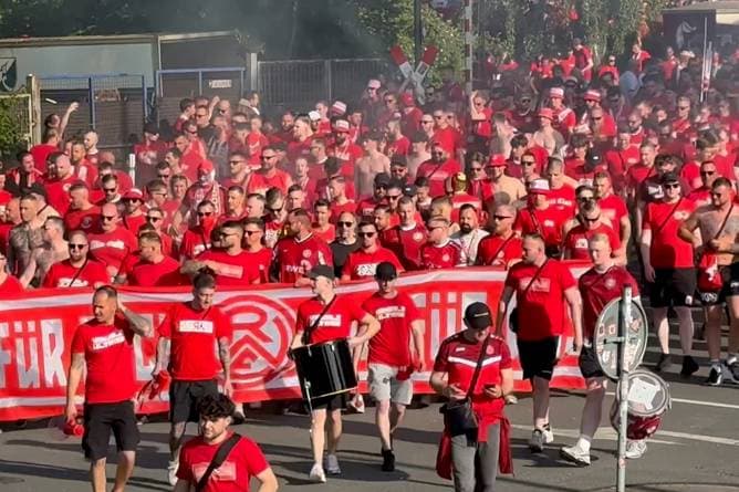 Mega-Fanmarsch! Eine Stadt im Ausnahmezustand