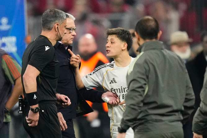 Nach Abpfiff brennen ihm die Sicherungen durch!