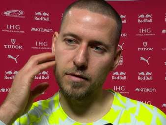 Der nicht gegebene Elfmeter in der Nachspielzeit im Topspiel zwischen Dortmund und Leipzig erhitzt die Gemüter. Beim BVB ist man empört und blickt kritisch auf den VAR. Selbst bei Leipzig sieht man die Situation ähnlich, pro BVB.