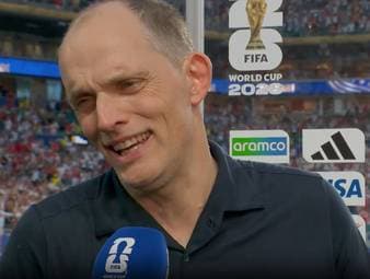 Trotz des Einzugs ins Halbfinale reagiert England-Trainer Thomas Tuchel wütend auf die Fragen eines Reporters und kritisiert die eigene Spielweise scharf.