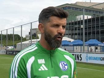 Der FC Schalke 04 ist zurück in der Bundesliga. Trainer Miron Muslic blickt beim Trainingsauftakt der Knappen auf die neue Saison. 