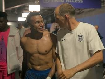 Trotz eines 0:4-Pausenrückstands zeigt sich Kylian Mbappé in der Halbzeitpause gegen England gut gelaunt mit Englands Trainer Thomas Tuchel. 