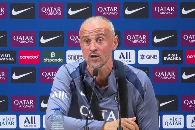 Plötzlich fängt Enrique auf der PK an zu singen 