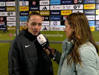 Fans stören das TV-Interview mit Freiburgs Lisa Karl nach dem Spiel des SC Freiburg gegen Eintracht Frankfurt mit lauten Protestrufen. 