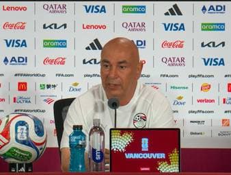 Mohamed Salah soll sich Gerüchten zufolge nach seiner Auswechslung im ersten WM-Spiel unzufrieden mit der Entscheidung gezeigt haben. Auf der Pressekonferenz bezieht National-Coach Hossam Hassan nun Stellung.