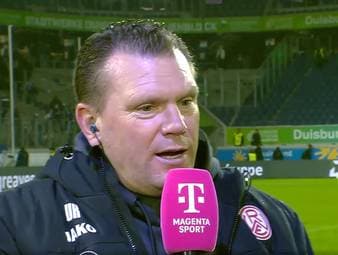 Beim Derby zwischen Duisburg und Essen kommt es zu zahlreichen Schmähgesängen. RWE-Trainer Uwe Koschinat rechnet nach dem Match mit den Fans ab. 