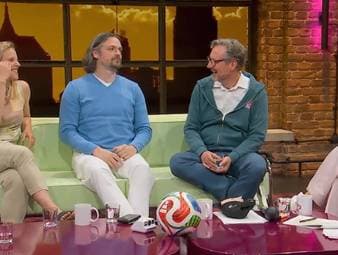 Der deutsche Arzt und Fernsehmoderator Eckart von Hirschhausen spricht beim MagentaTV-Format „Breakfast Club“ über die Auswirkungen von Hitze auf den menschlichen Körper. Dabei zieht er einen interessanten Vergleich zu SPORT1-Experte Stefan Effenbergs ikonischem Stinkefinger.