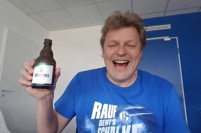 Schalke-Boss begrüßt Doppelpass mit Bier