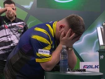 Luke Littler holt souverän zum zweiten Mal in Folge den Titel bei der Darts-WM. Im Finale gegen Gian van Veen zeigte sich dennoch mehrfach, wie groß der Druck auf den Schultern des 18-Jährigen war.