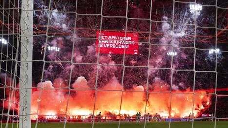 Das Spiel zwisdchen Ajax und Groningen musste abgebrochen werden