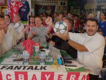 Zwei umstrittene Handspiele innerhalb von drei Minuten. Die Experten-Meinungen sind sich uneinig aber den Bayern-Fans gefallen die Entscheidungen der Schiedsrichter gar nicht.