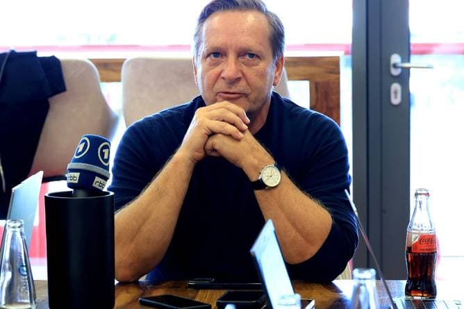 "Kritischer Zustand": Heldt kritisiert Transfer-Politik