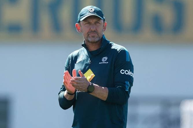 Trainer-Verlängerung vor WM-Start