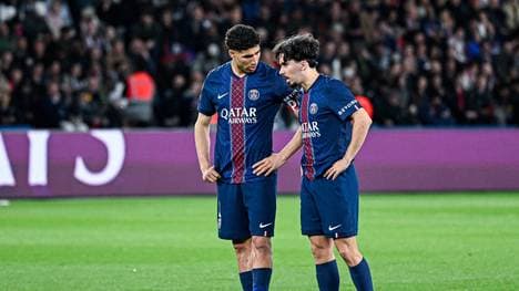 Achraf Hakimi (l.) neben Vitinha