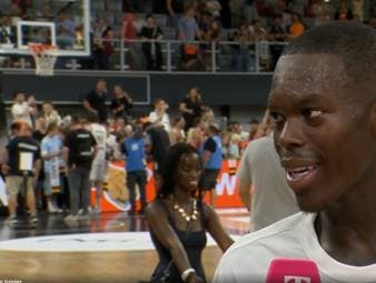 Beim WM-Qualifikationsspiel gegen Zypern wird Dennis Schröder für über 100 Einsätze im DBB-Trikot geehrt. Dabei denkt der Kapitän bereits an die nächsten Ziele, statt an persönliche Auszeichnungen.