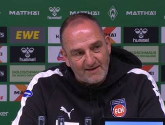 Trainer Frank Schmidt hat nach der Niederlage im Kellerduell gegen Werder Bremen kaum noch Hoffnung auf den Klassenerhalt des 1. FC Heidenheim.