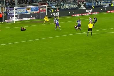 Kurios! Doppel-Foul im Strafraum – aber kein Elfer