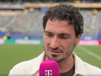 Nach dem Länderspiel gegen Ecuador analysiert Magenta-Experte Mats Hummels den Auftritt der deutschen Nationalmannschaft. Er bewertet die Leistung und bemängelt insbesondere das unzureichende Anlaufverhalten der Deutschen.