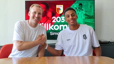 Neuzugang Sima Suso (r.) mit FCA-Sportdirektor Benni Weber 