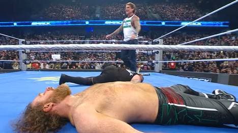 CM Punk (oben) verhalf Sami Zayn (unten) bei WWE SmackDown zur Titelverteidigung