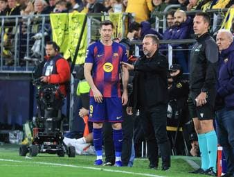 Der FC Barcelona geht mit vier Punkten Vorsprung in das LaLiga-Spiel gegen Athletic Bilbao. Trainer Hansi Flick lobt Torjäger Robert Lewandowski, lässt dessen Zukunft aber noch völlig offen.