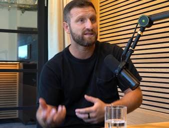 Mustafi spricht im SPORT1-Podcast "Deep Dive" über Tahs Elfmeter und erklärt, warum in solchen Drucksituationen nicht nur die Position oder Erfahrung zählt, sondern vor allem der Kopf und das Gefühl im Moment der Entscheidung.