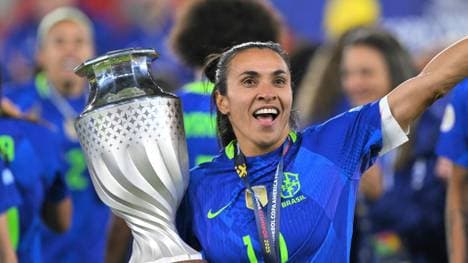 Marta mit dem Pokal der Copa América