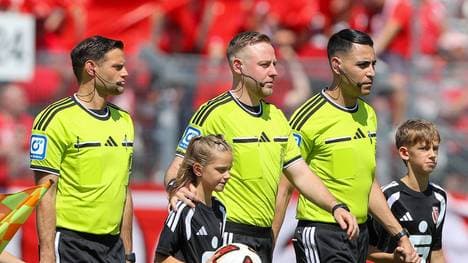 Schiedsrichter Lars Erbst (m.) konnte die Partie erst mit neun Minuten Verspätung anpfeifen